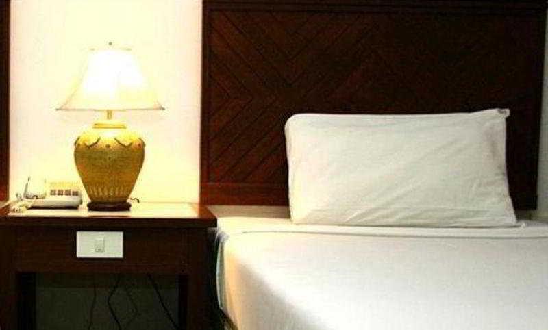 Rattana Mansion Hotell Phuket Exteriör bild