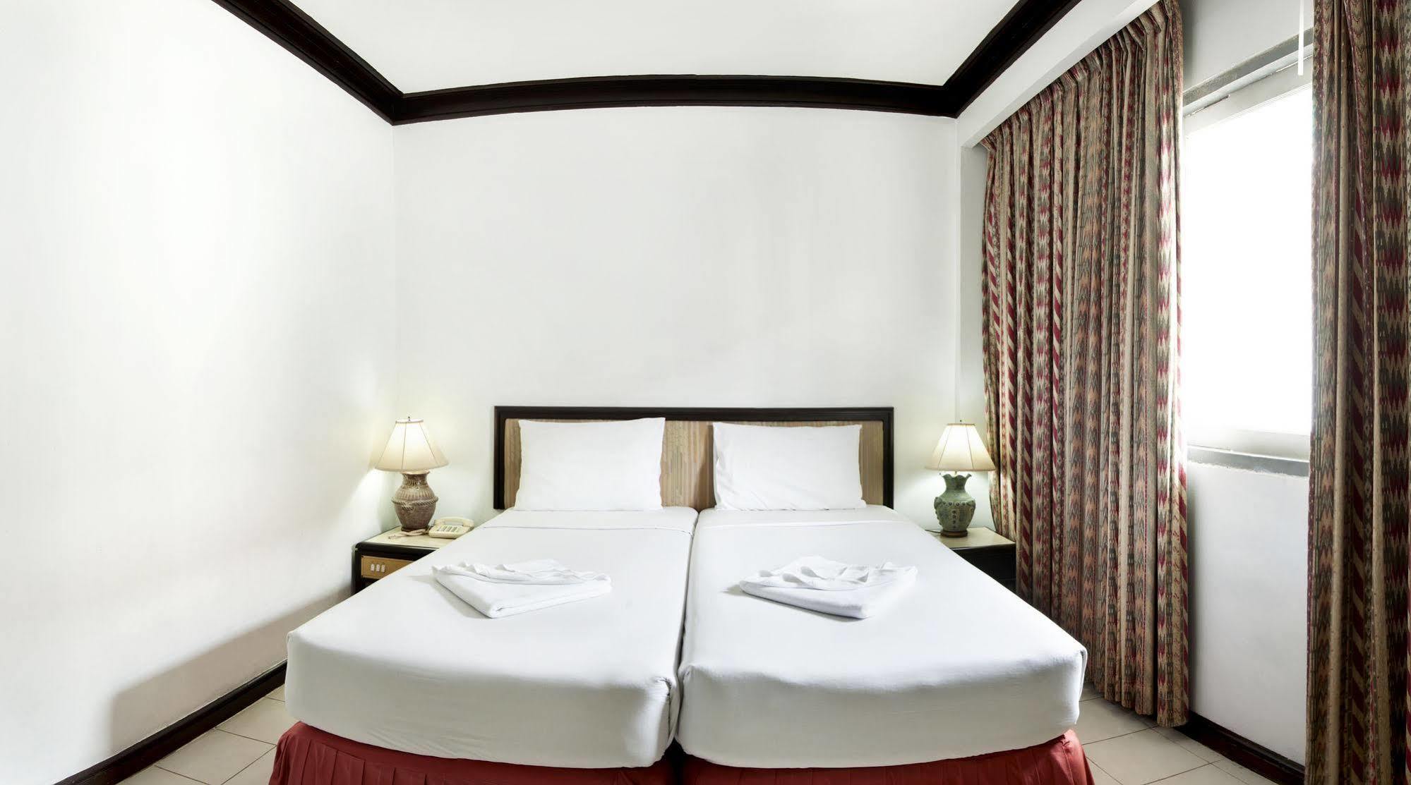 Rattana Mansion Hotell Phuket Exteriör bild