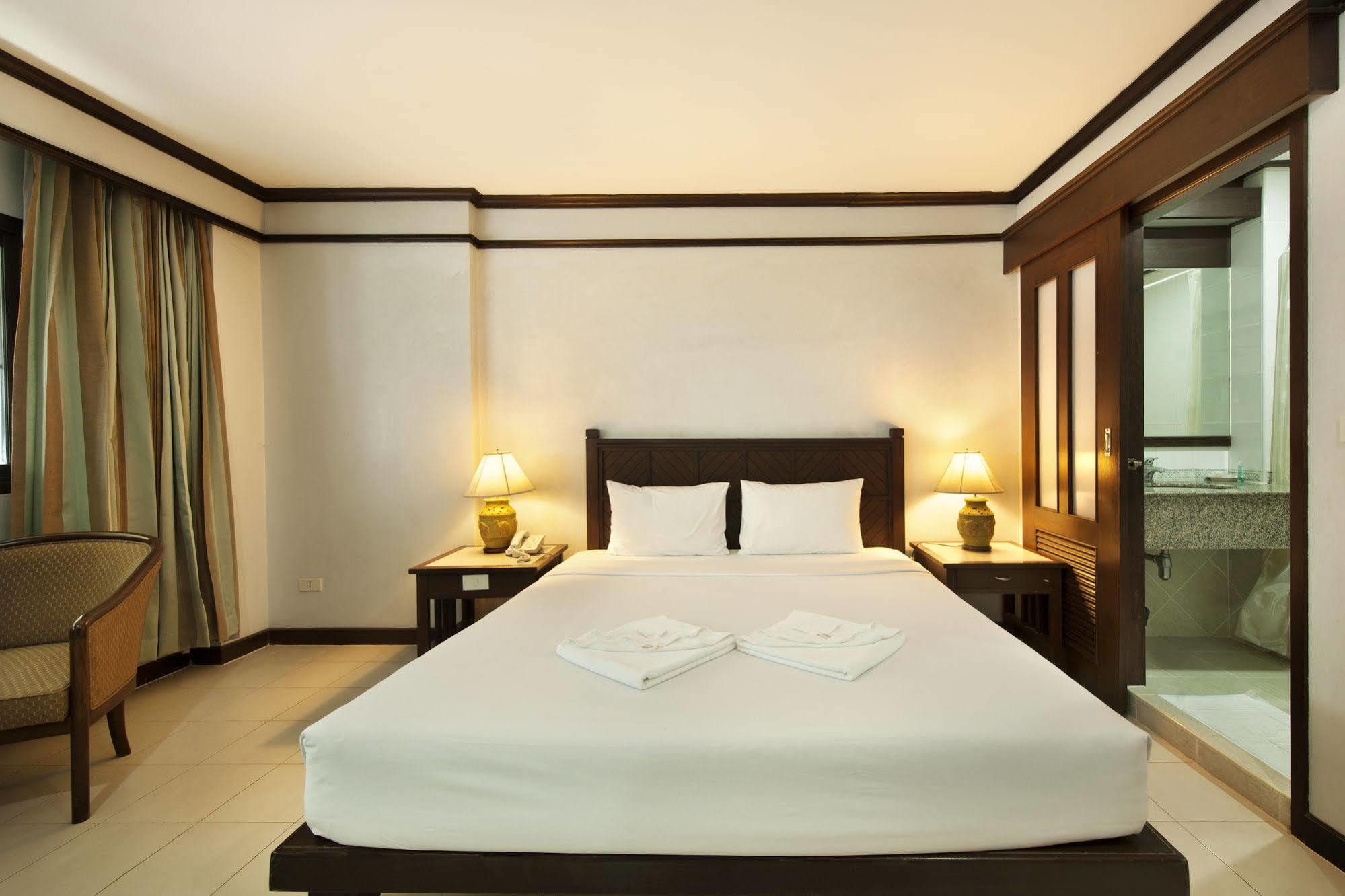 Rattana Mansion Hotell Phuket Exteriör bild