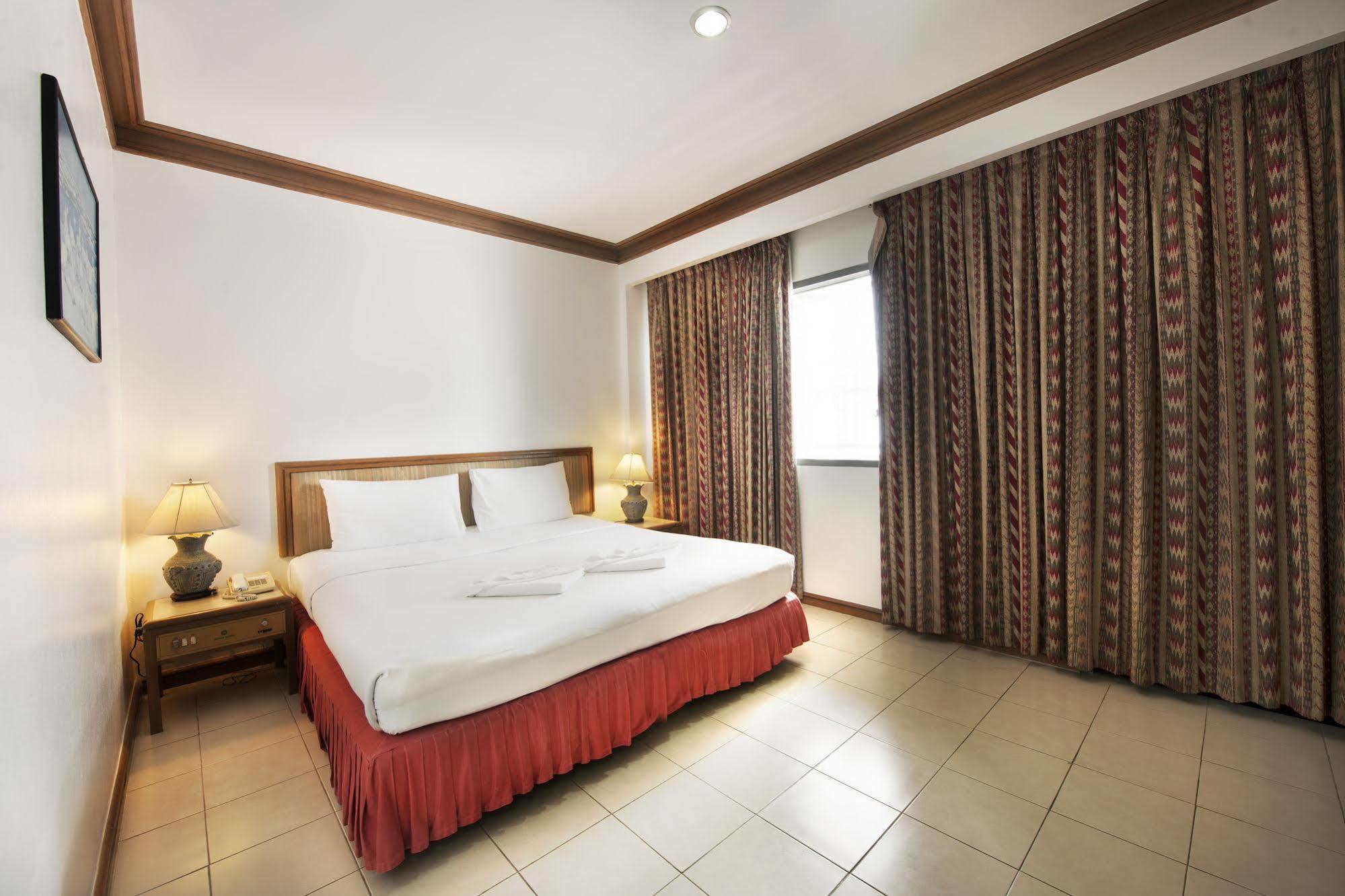 Rattana Mansion Hotell Phuket Exteriör bild
