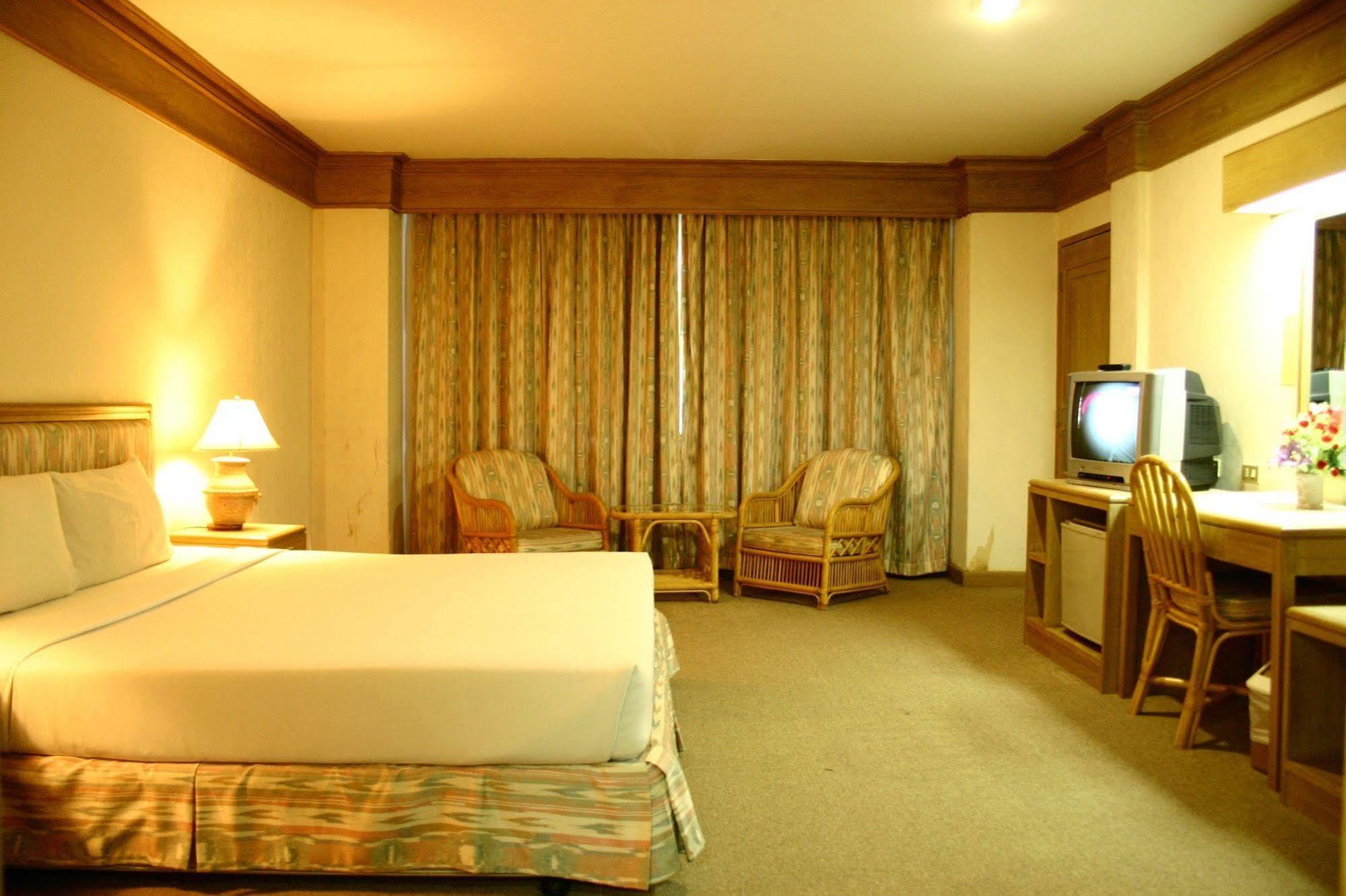 Rattana Mansion Hotell Phuket Exteriör bild