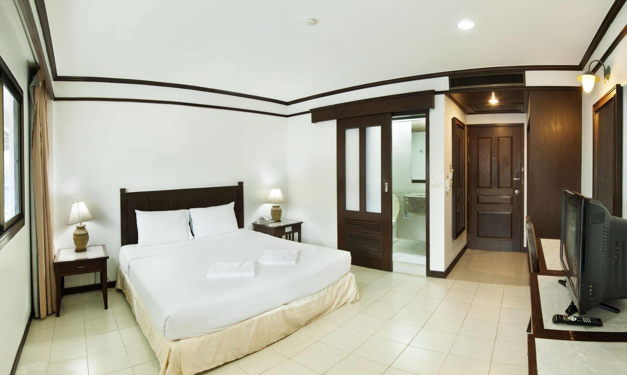 Rattana Mansion Hotell Phuket Exteriör bild