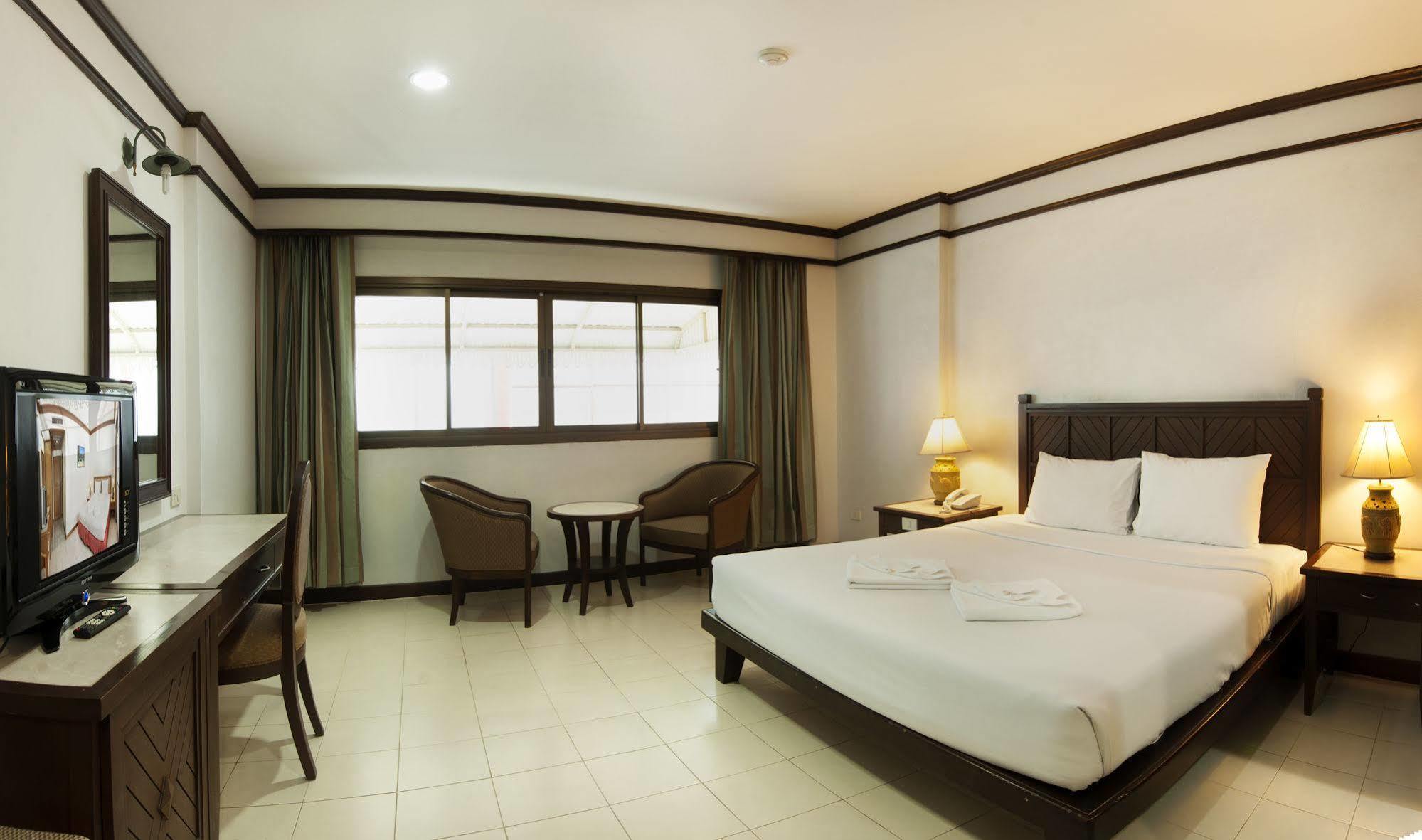 Rattana Mansion Hotell Phuket Exteriör bild