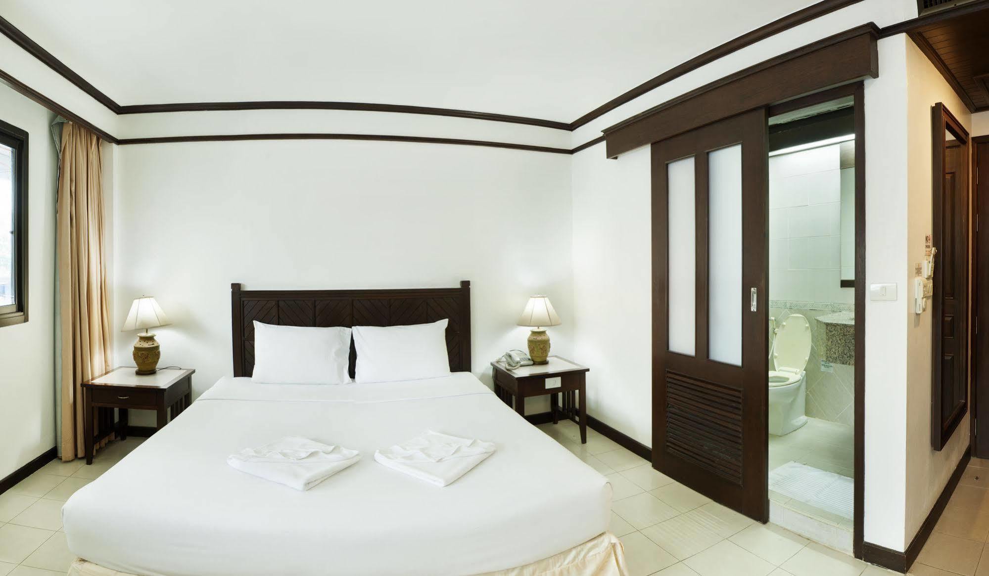 Rattana Mansion Hotell Phuket Exteriör bild