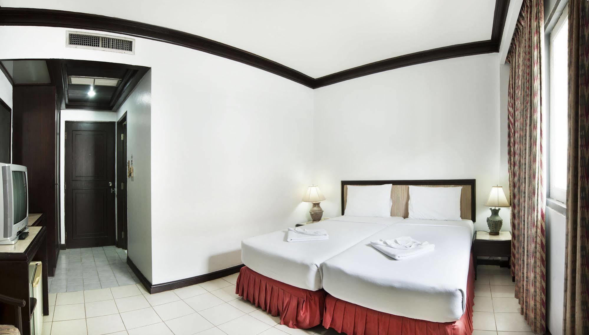Rattana Mansion Hotell Phuket Exteriör bild