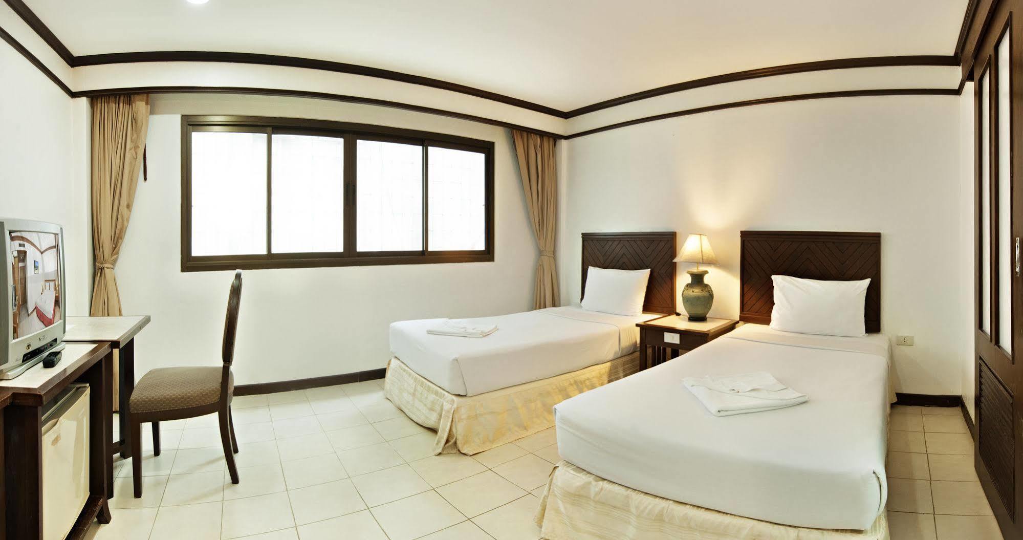 Rattana Mansion Hotell Phuket Exteriör bild