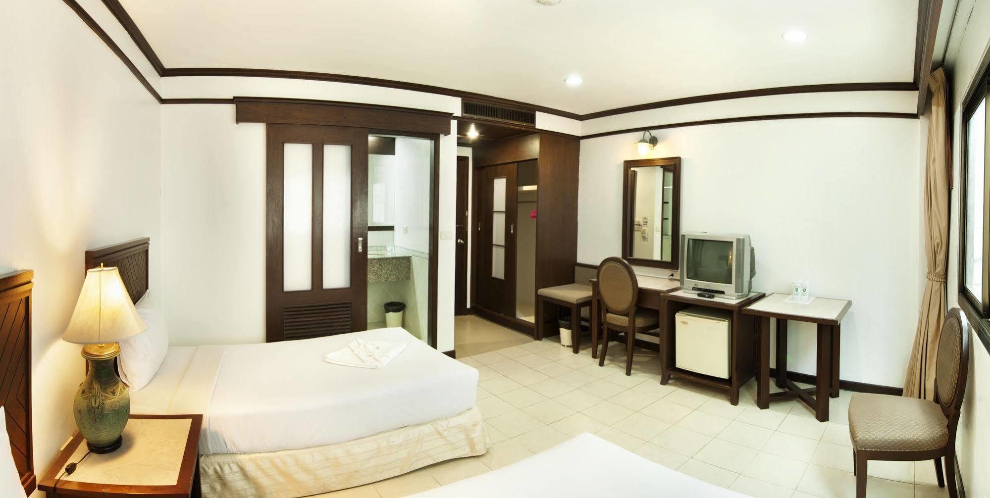 Rattana Mansion Hotell Phuket Exteriör bild